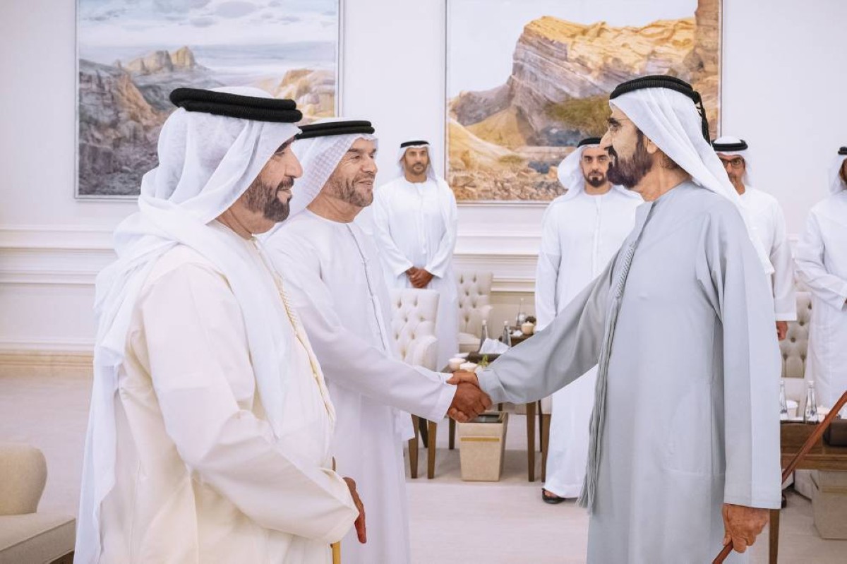 محمد بن راشد مصافحاًً سيف وسرور بن محمد بحضور سيف وحامد بن زايد