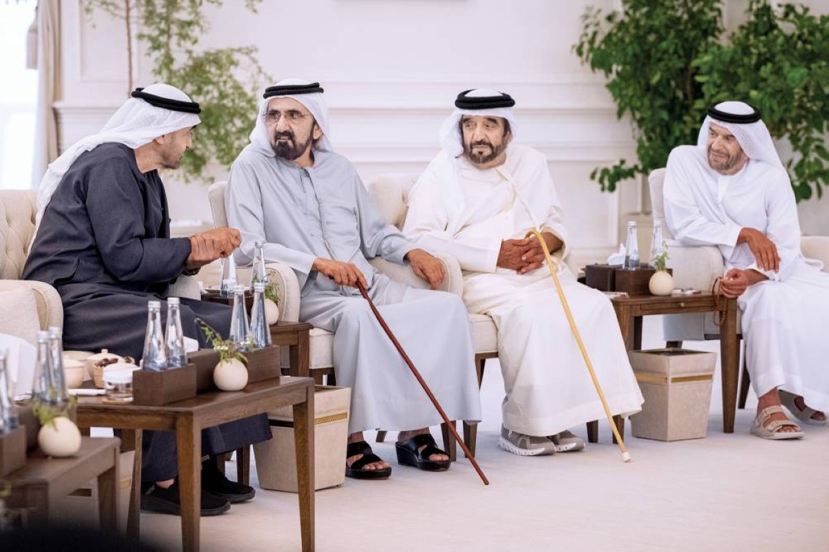 محمد بن زايد ومحمد بن راشد خلال اللقاء بحضور سيف وسرور بن محمد