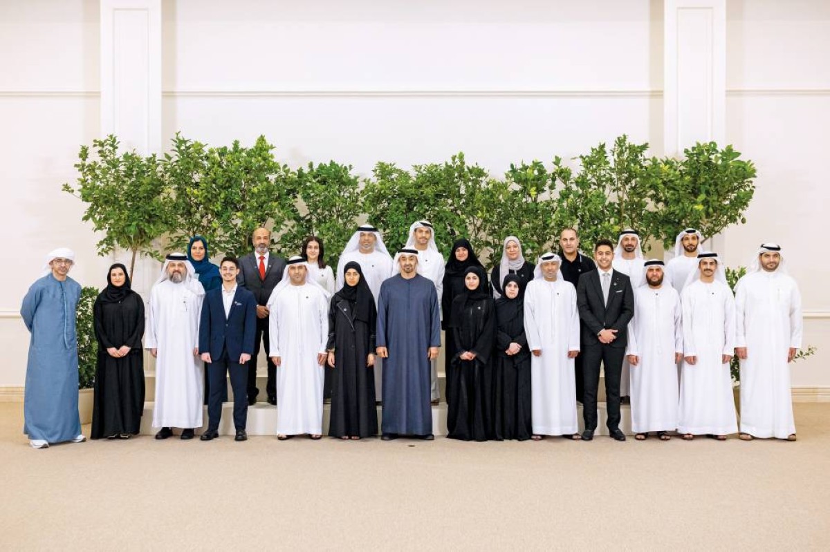 محمد بن زايد في لقطة تذكارية مع الأوائل وذويهم بحضور عبدالله بن زايد وسارة الأميري 