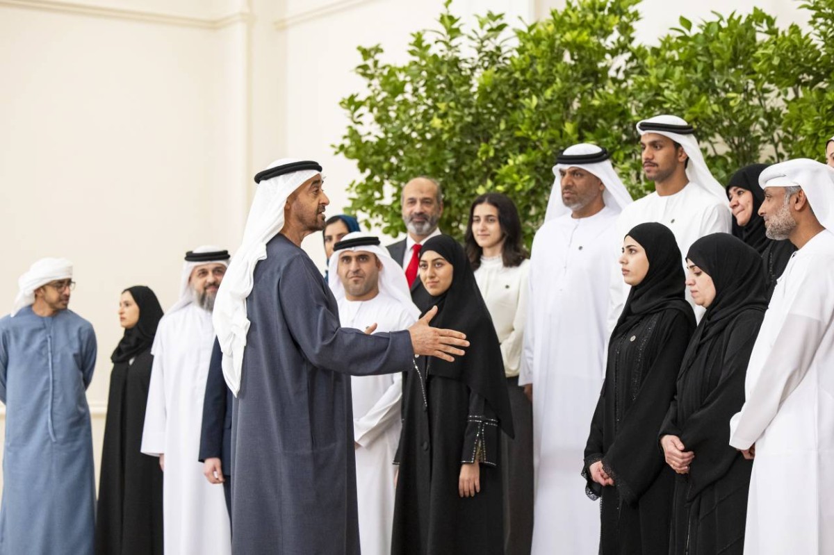 محمد بن زايد في حديث مع الأوائل وذويهم بحضور عبدالله بن زايد وسارة الأميري
