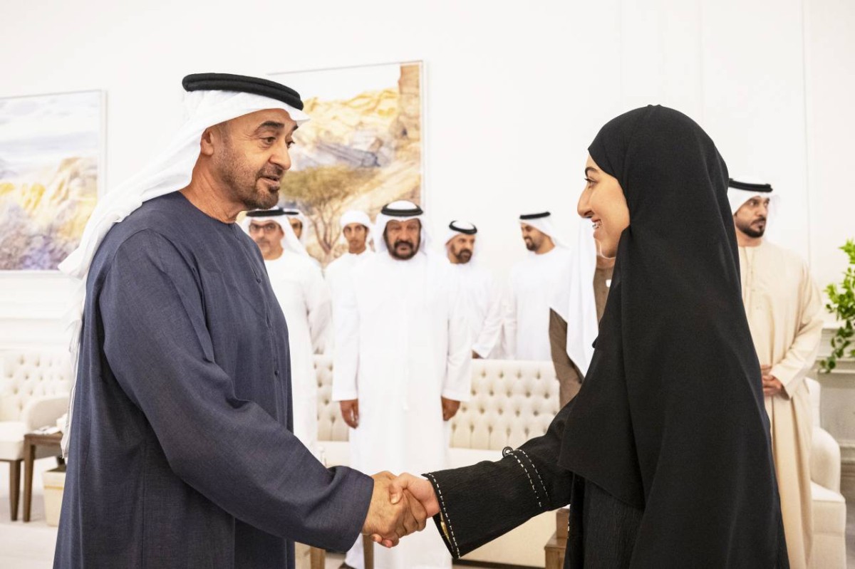 سموه مصافحاًً إحدى المتفوقات بحضور حامد بن زايد وذياب بن محمد وسعيد بن محمد