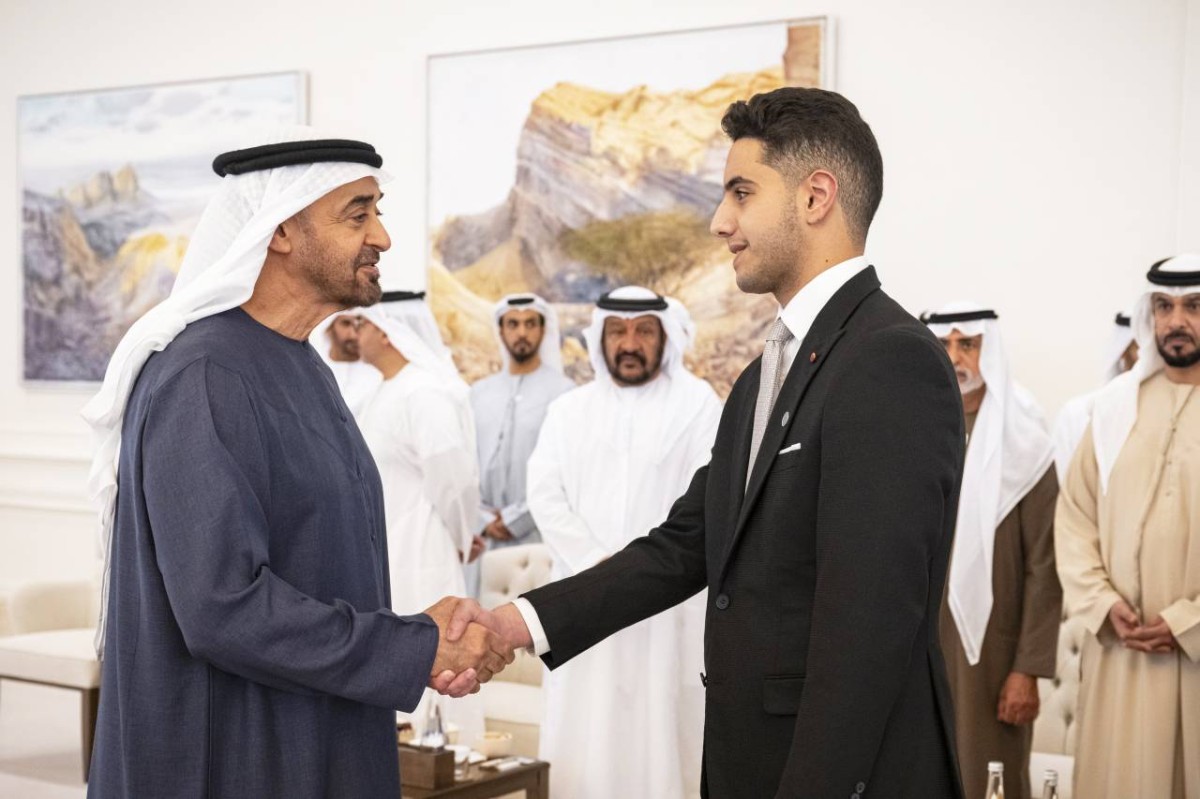 سموه مصافحاً أحد الأوائل بحضور حامد بن زايد ونهيان بن مبارك وسعيد بن محمد