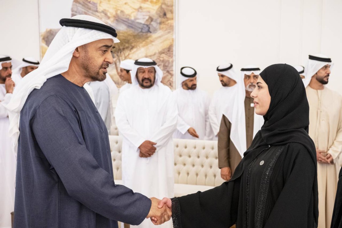 محمد بن زايد مصافحاًً إحدى المتفوقات بحضور سيف بن زايد وذياب بن محمد ونهيان بن مبارك وسعيد بن محمد