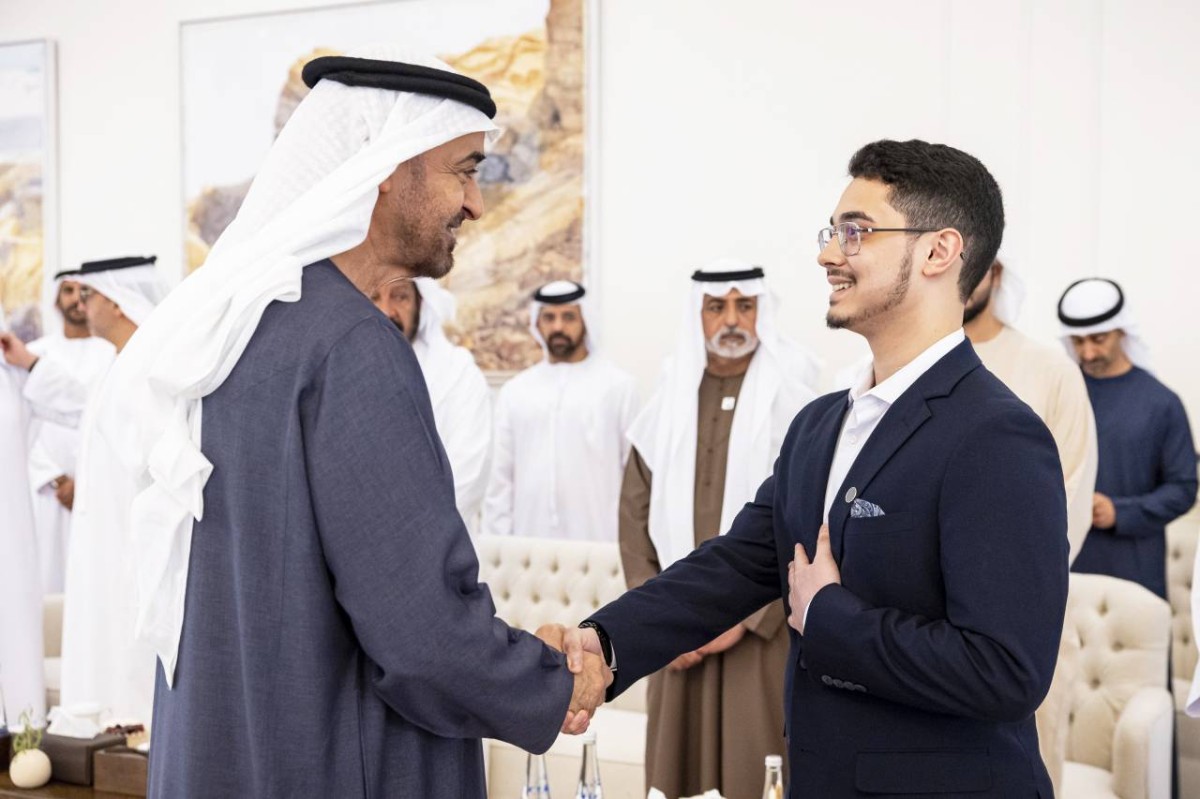 محمد بن زايد مصافحاً أحد الأوائل بحضور حامد بن زايد وحمدان بن محمد بن زايد ونهيان بن مبارك