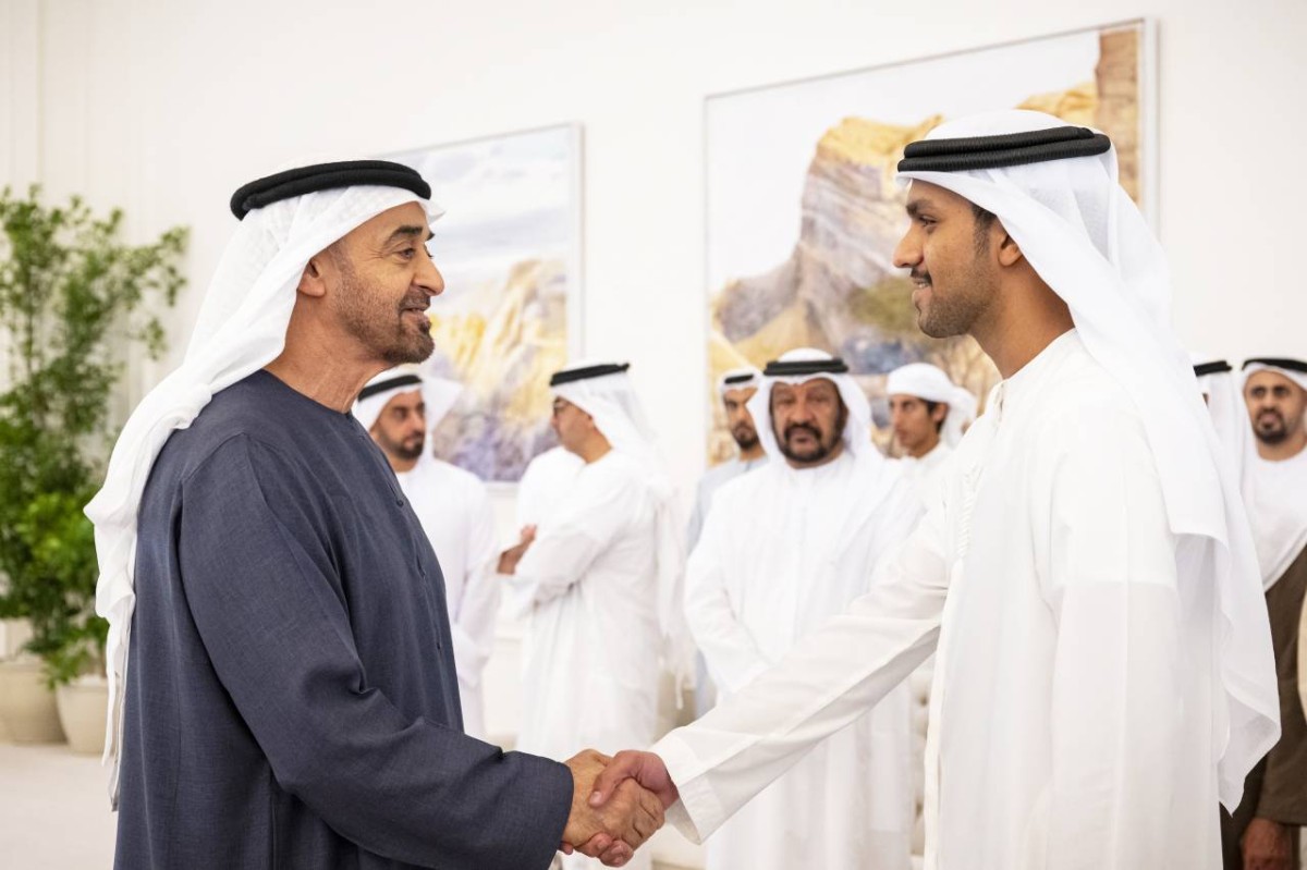 رئيس الدولة مصافحاً أحد الأوائل بحضور سيف وحامد بن زايد وذياب بن محمد وسعيد بن محمد