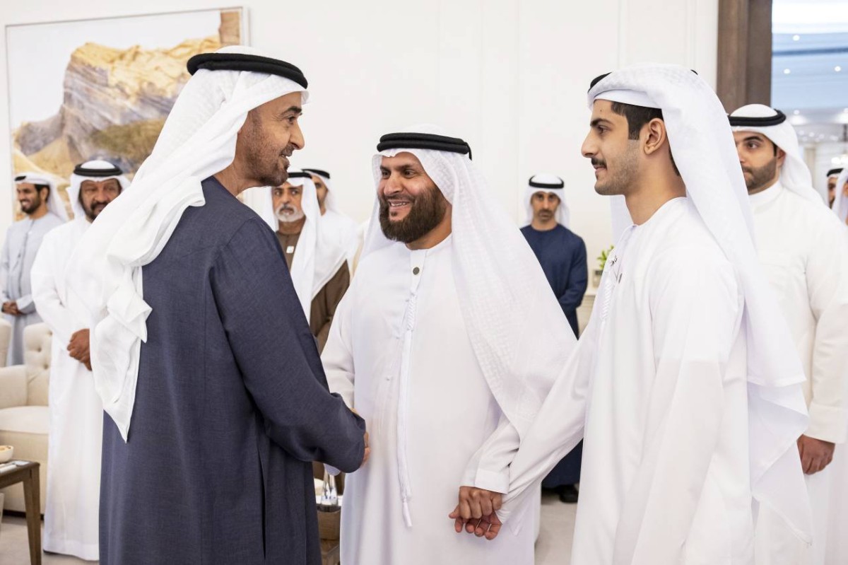 سموه خلال الاستقبال بحضور حمدان بن محمد بن زايد ونهيان بن مبارك وسعيد بن محمد