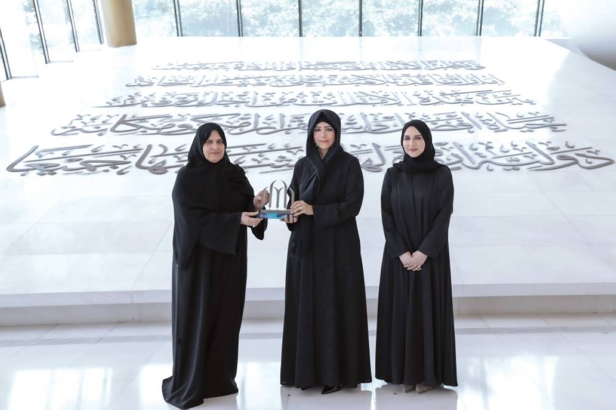 لطيفة بنت محمد تكرّم رجاء القرق بحضور هالة بدري