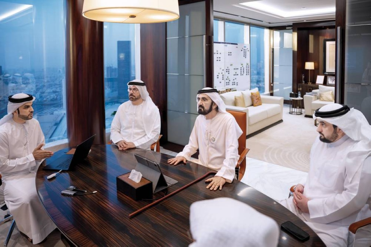 محمد بن راشد خلال إطلاق المنظومة بحضور أحمد بن محمد ومحمد القرقاوي وإبراهيم سلمان