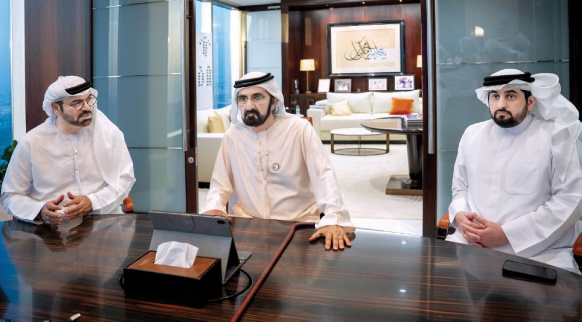 محمد بن راشد خلال إطلاق المنظومة بحضور أحمد بن محمد ومحمد القرقاوي 