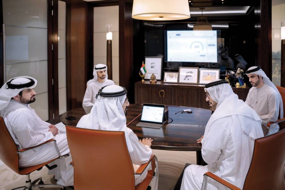 محمد بن راشد يطّّلع على تفاصيل المنظومة بحضور أحمد بن محمد ومحمد القرقاوي وعمر العلماء وإبراهيم سلمان