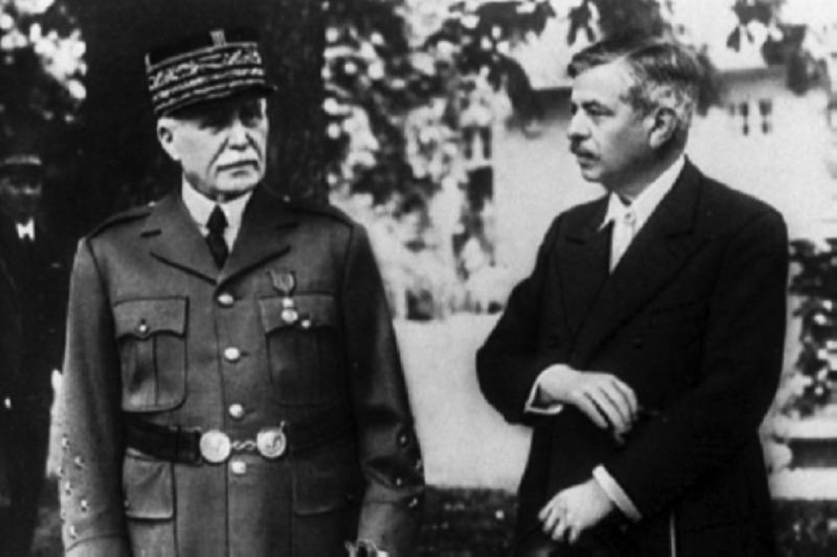 1940 -  نهاية الجمهورية الفرنسية الثالثة وقيام حكومة فيشي بقيادة فيليب بيتان.