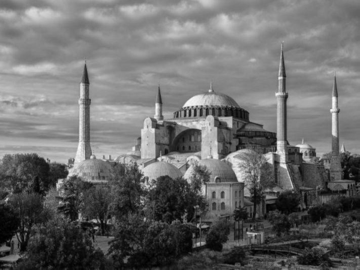 2020 -  المحكمة الإدارية العليا في تركيا تقضي بإلغاء وضع آيا صوفيا كمتحف وإعادة العمل به كمسجد.