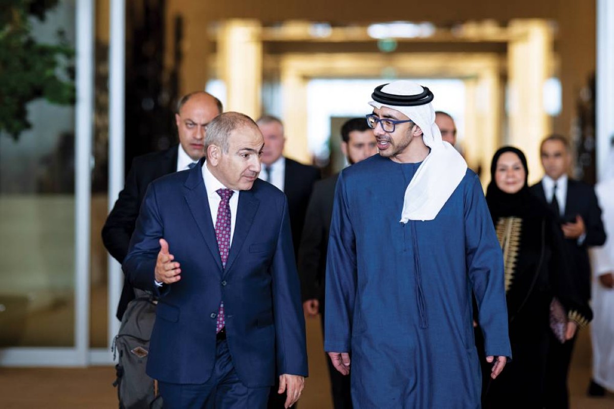 عبدالله بن زايد خلال استقباله نيكول باشينيان