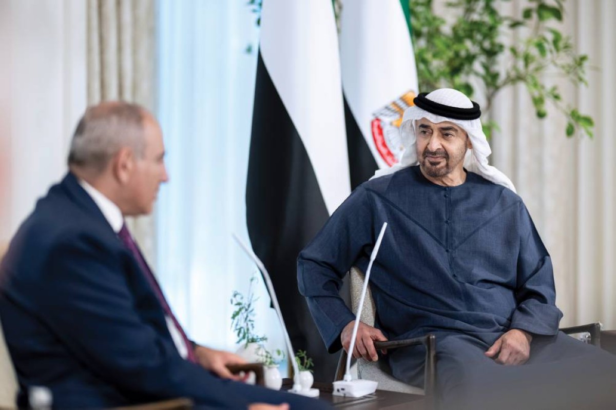 رئيس الدولة ورئيس وزراء أرمينيا خلال اللقاء