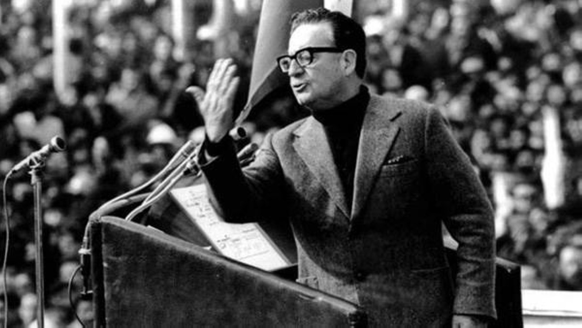 1971 -  حكومة تشيلي بزعامة سلفادور أليندي تؤمم مناجم النحاس.