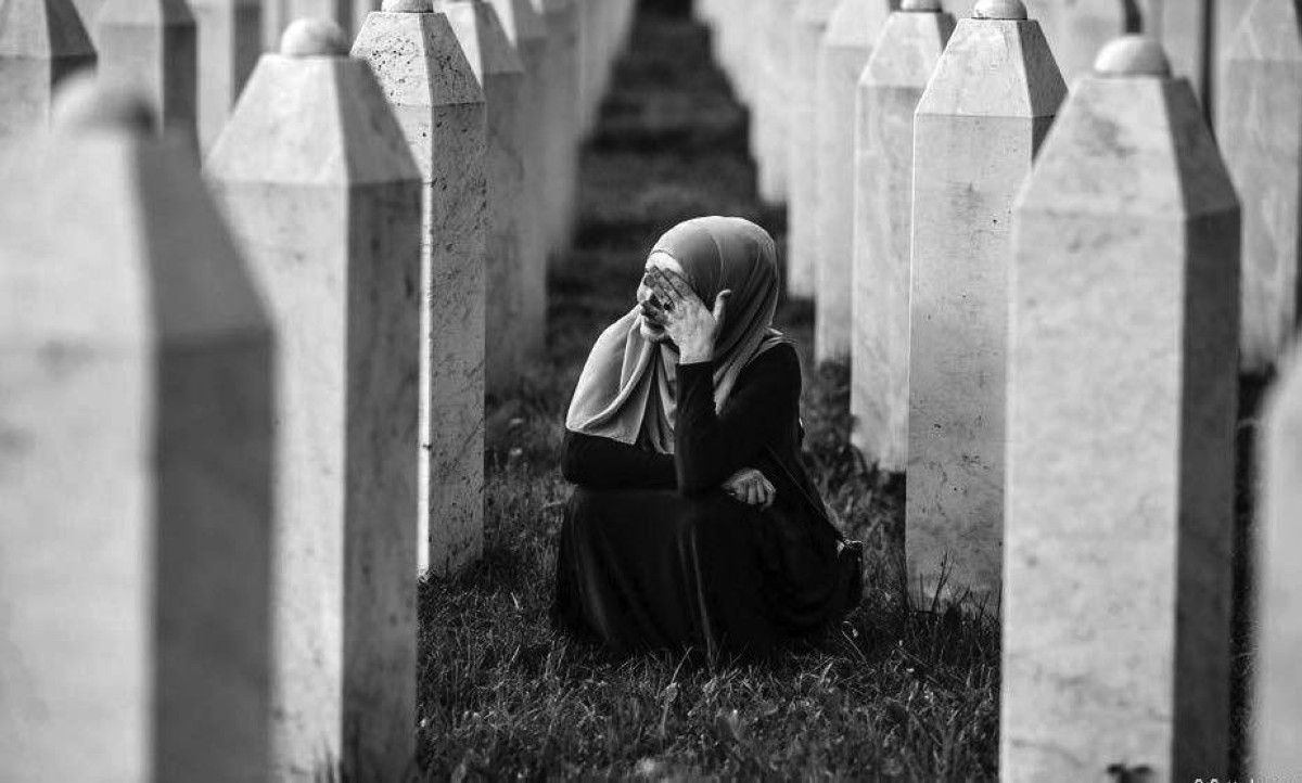 1995  وحدات من الجيش الصربي ترتكب مجزرة سربرنيتسا في البوسنة.