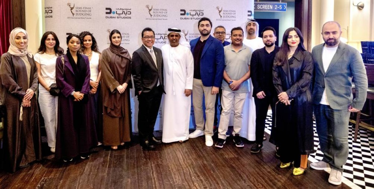 سالم باليوحة ولجنة تحكيم الجولة نصف النهائية من «جوائز إيمي الدولية 2025» في دبي بحضور سارة الجرمن | من المصدر