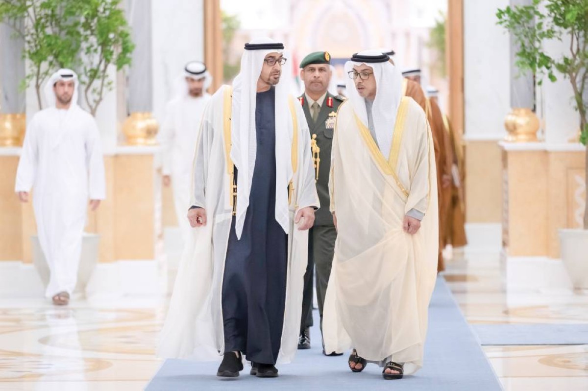 محمد بن زايد في حديث مع منصور بن زايد خلال مراسم أداء اليمين القانونية في قصر الوطن 

