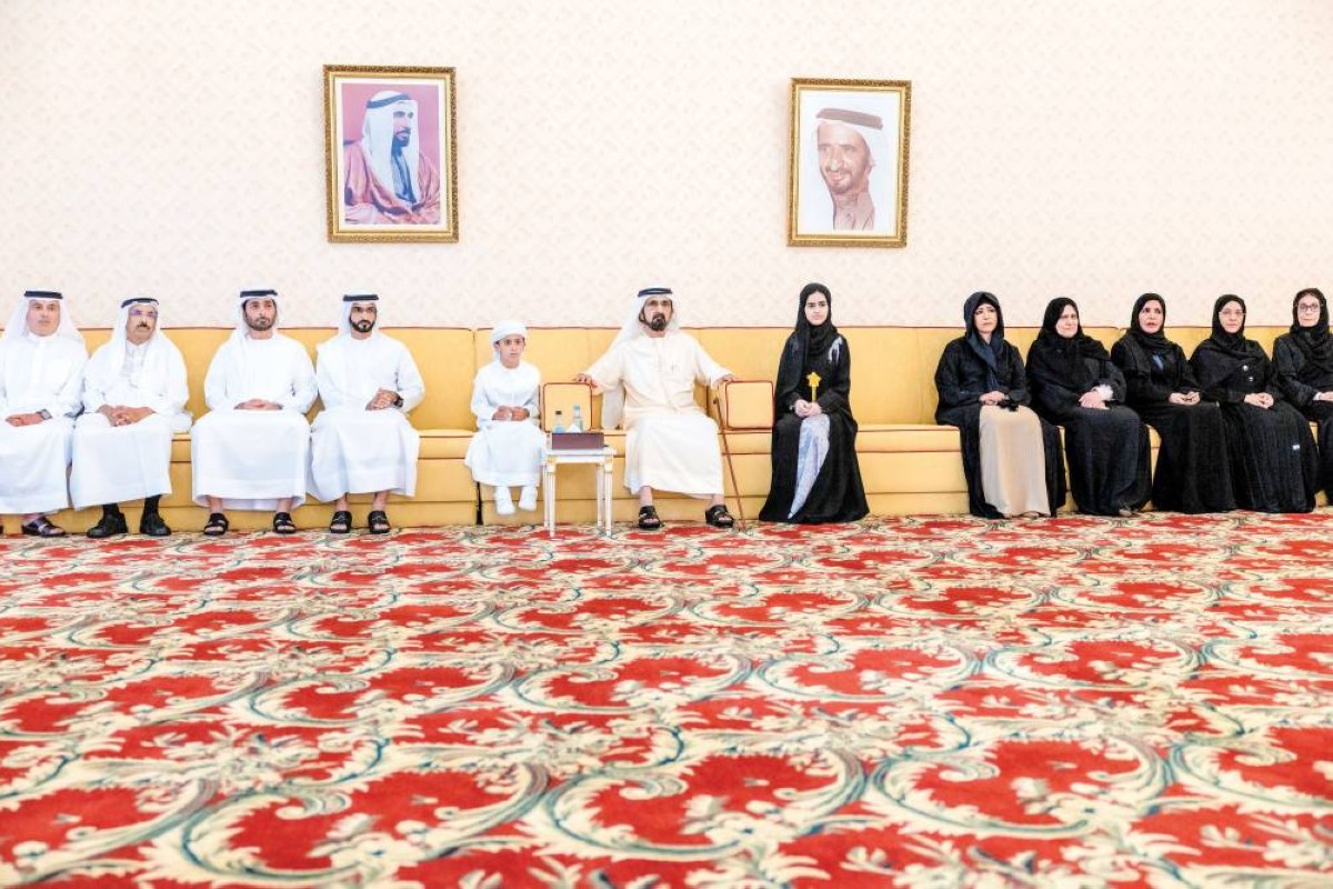 محمد بن راشد خلال الاستقبال بحضور لطيفة بنت محمد ومحمد بن دلموك وسهيل بن أحمد آل مكتوم ومحمد المر وعبدالعزيز الغرير ورجاء القرق وسعيد بن حمدان وريم الزرعوني 
