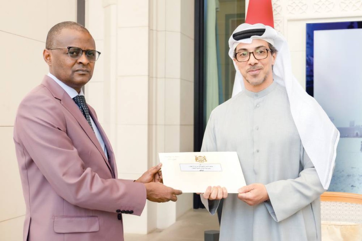 سموه مصافحاً طاهر حامد نغيلين بحضور محمد الحسيني
