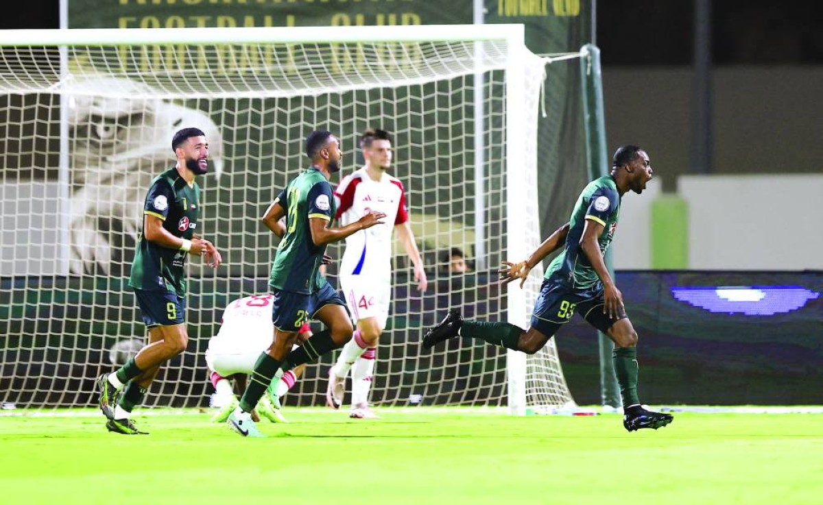 ملاعب المحترفين تشهد احتفالات عدة