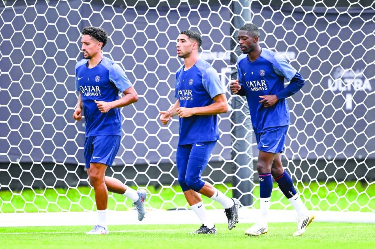 نجوم باريس سان جيرمان عثمان ديمبلي وأشرف حكيمي وماركينيوس خلال التدريب