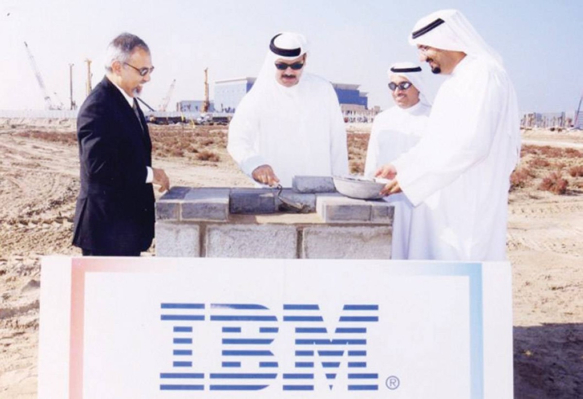 محمد القرقاوي وأحمد بن بيات وممثلان عن شركة «آي بي إم» يضعون حجر الأساس للشركة
