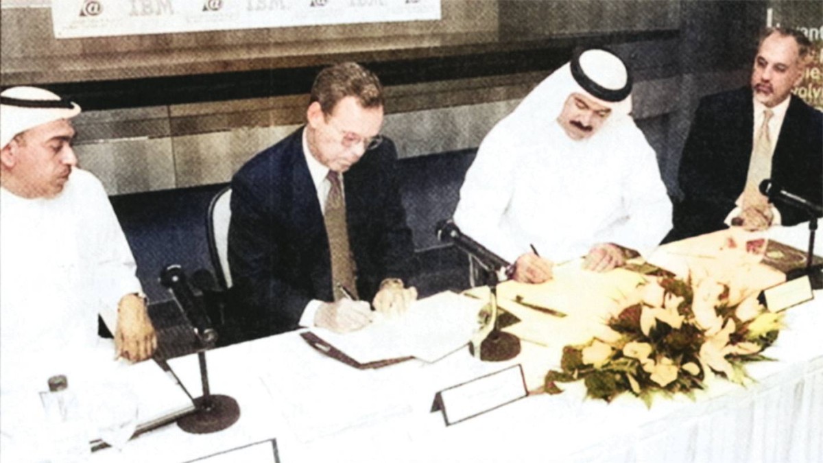 محمد القرقاوي ومسؤول «آي بي ام» خلال توقيع اتفاقية تأسيس أول مركز بيانات بحضور أحمد بن بيات