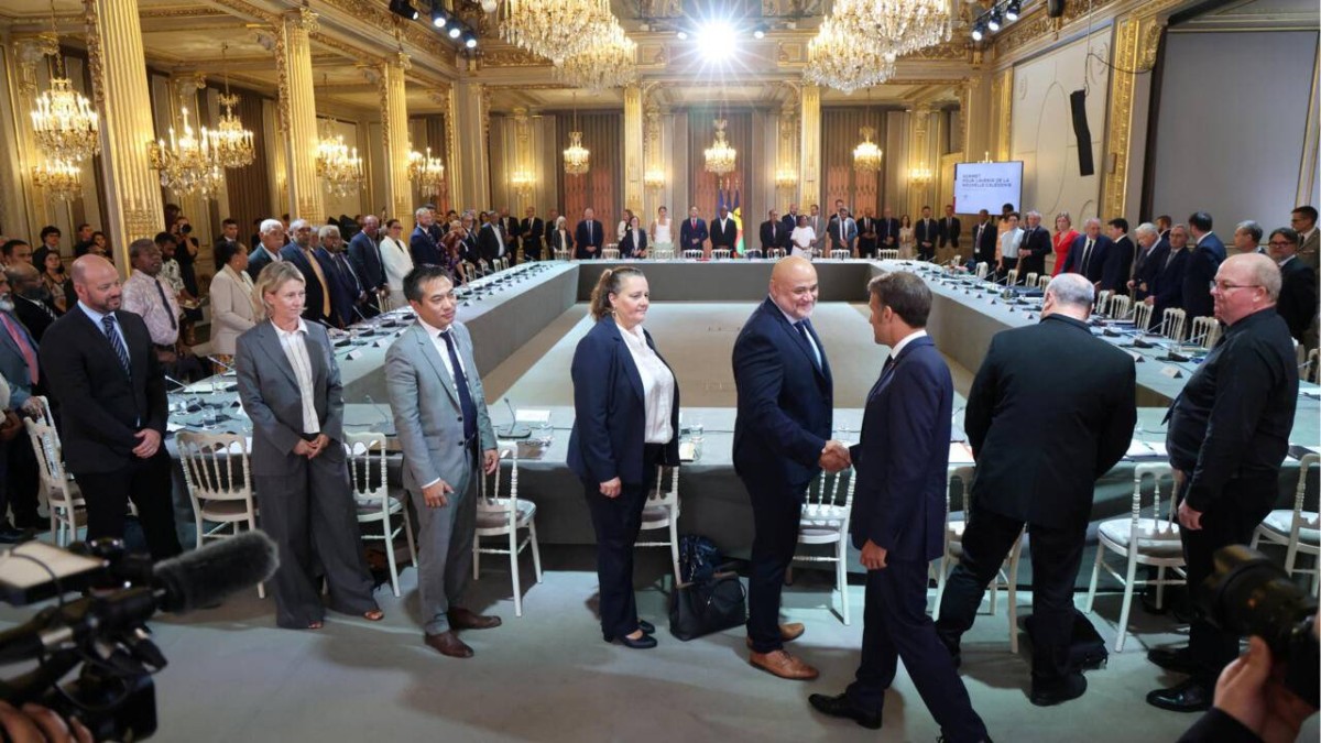 ماكرون يصافح المسؤولين أثناء حضوره قمة حول كاليدونيا الجديدة في قصر الإليزيه | أرشيفية