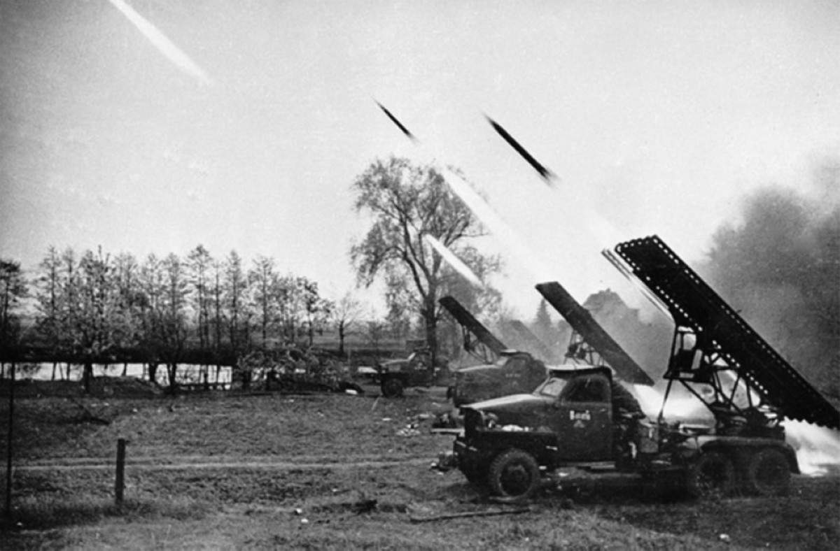 1941 السوفييت يستخدمون صواريخ كاتيوشا لأول مرة في الحرب العالمية الثانية.
