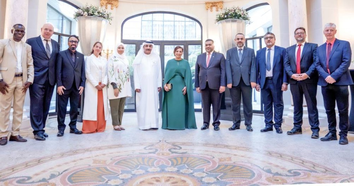 بدور القاسمي وعيسى يوسف وعدد من المسؤولين خلال حفل نظمته الشارقة في باريس 