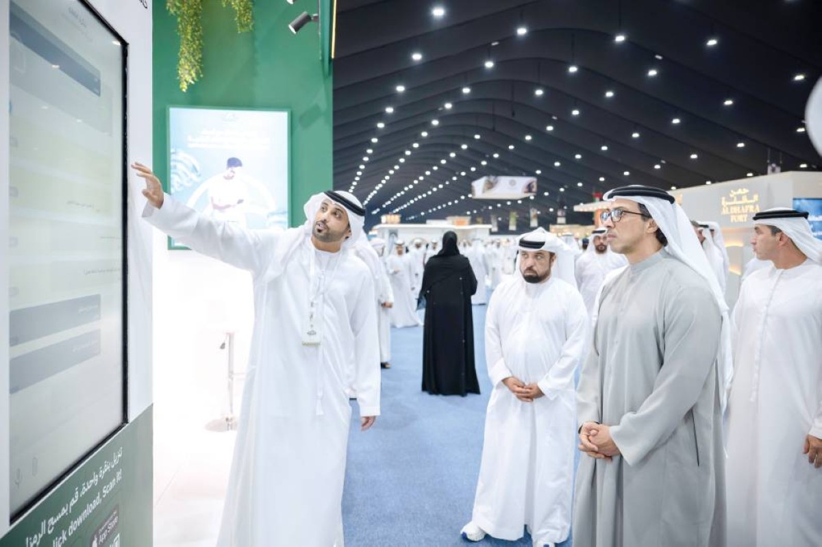 منصور بن زايد يطلع على فعاليات الأجنحة المشاركة
