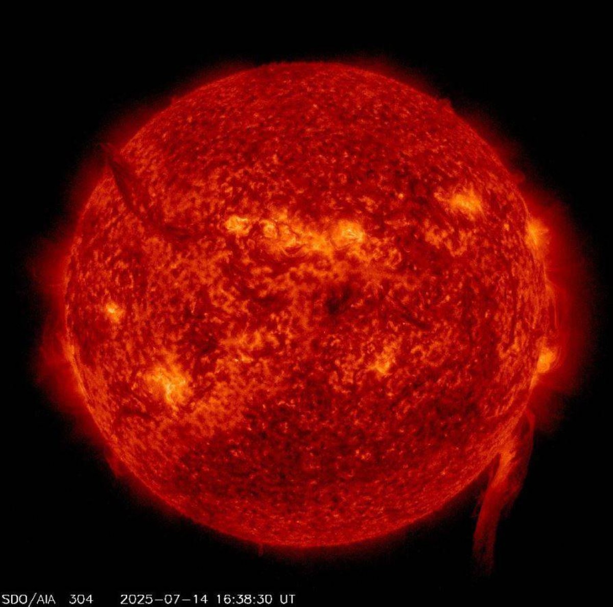 الشمس تطلق خيوطًا بلازمية بطول 160 ألف ميل من طرفها الجنوبي الغربي