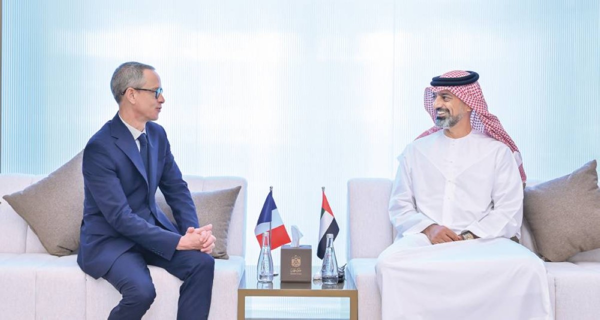 ولي عهد عجمان خلال لقائه جان كريستوف باري