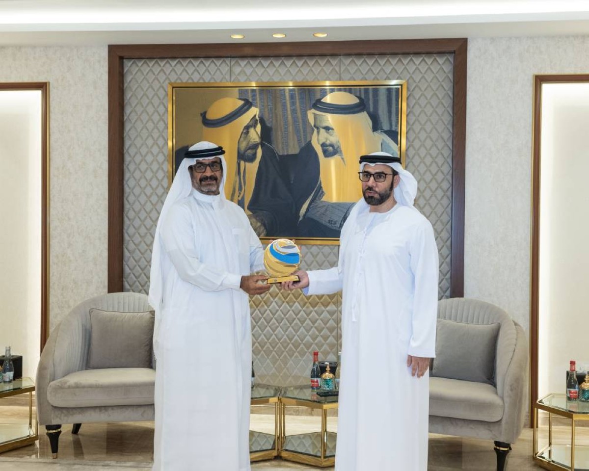 عبدالله بوسناد مكرماً عبدالله بن دلموك عقب انتهاء المحاضرة | من المصدر