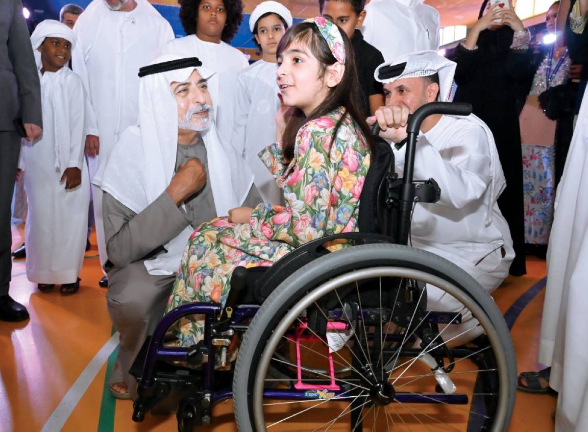 نهيان بن مبارك خلال زيارته الأنشطة