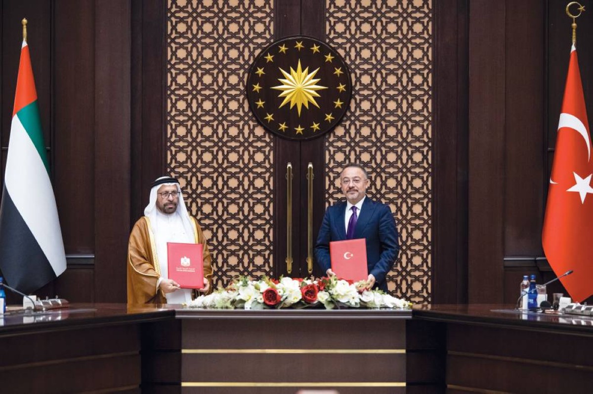 خليفة المرر ونوح يلماز عقب توقيع اتفاقية