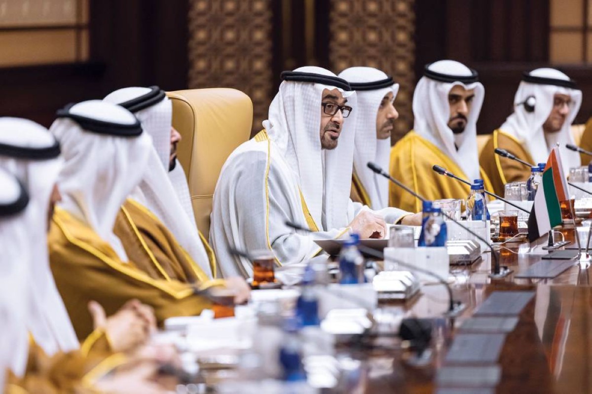 محمد بن زايد خلال الاجتماع بحضور سيف بن زايد وحمدان وزايد بن محمد بن زايد وأحمد المزروعي