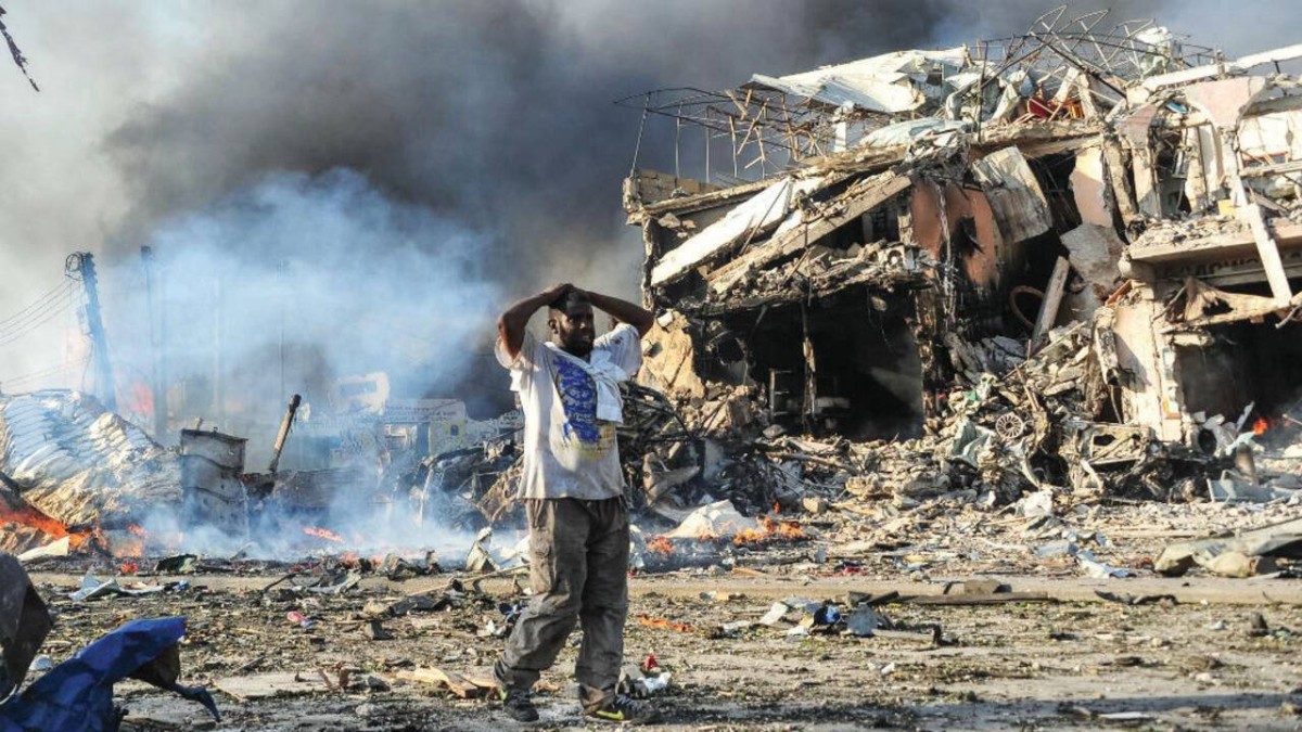 رجل في حالة ذهول بعد تفجير في مقديشو