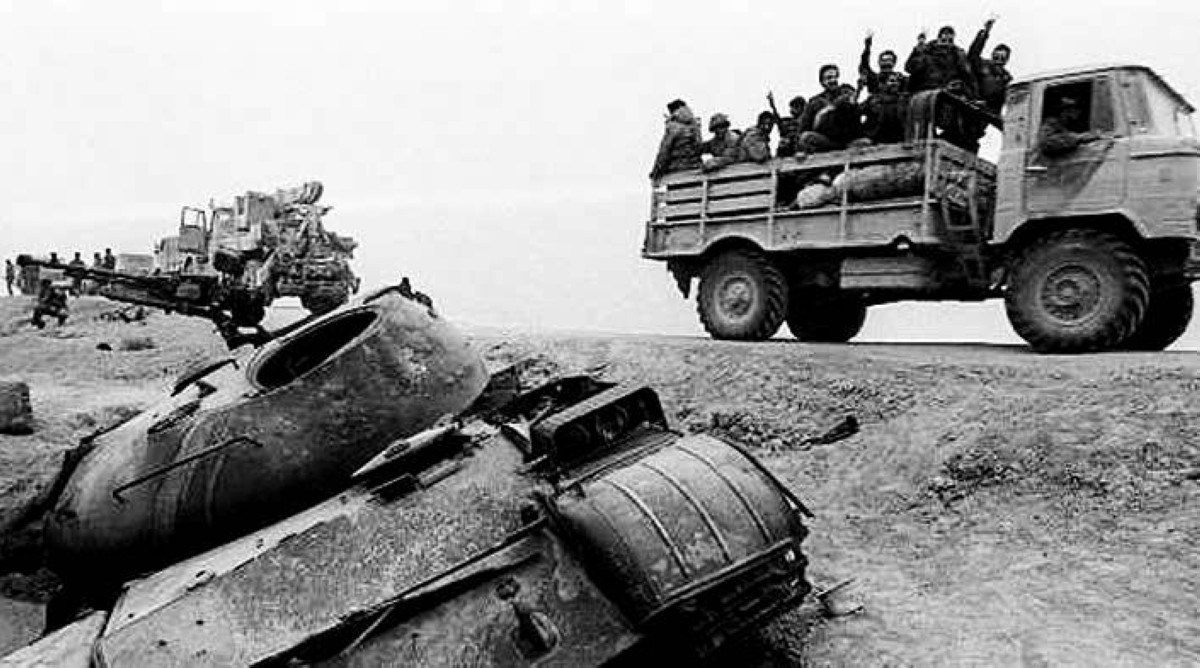 1988  إيران تعلن قبولها قرار مجلس الأمن بوقف الحرب مع العراق.
