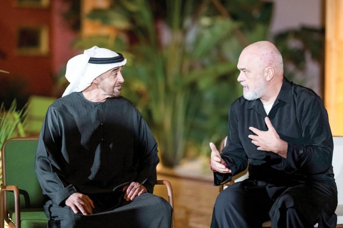 رئيس الدولة ورئيس وزراء ألبانيا في حديث خلال اللقاء 