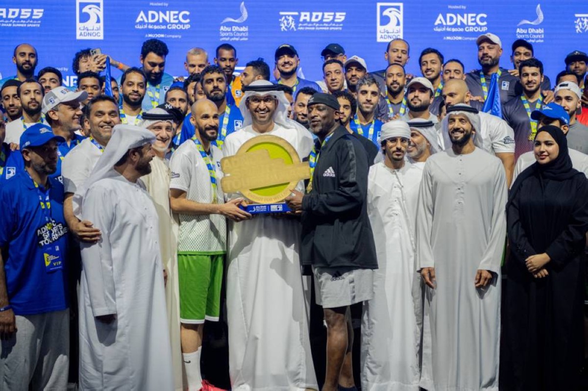 زايد بن نهيان بن زايد وسلطان الجابر وسلطان النيادي خلال مراسم التتويج بحضور المسؤولين