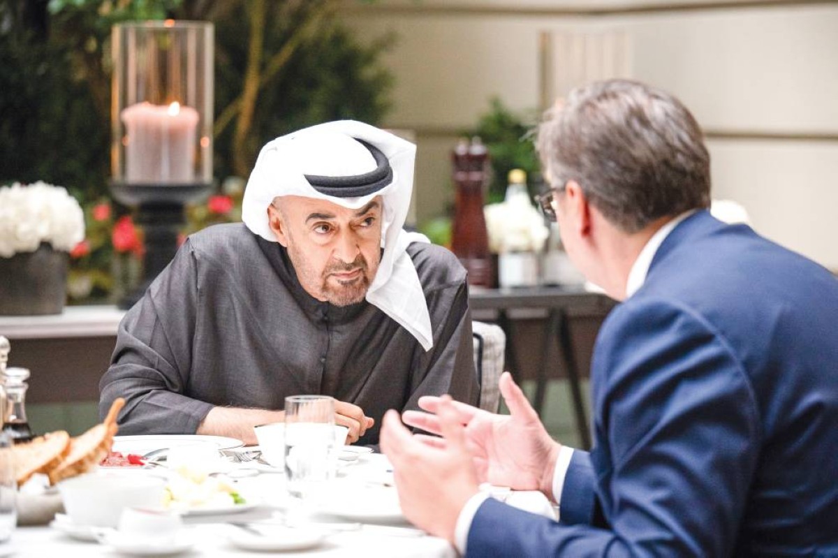 محمد بن زايد وألكسندر فوتشيتش خلال اللقاء
