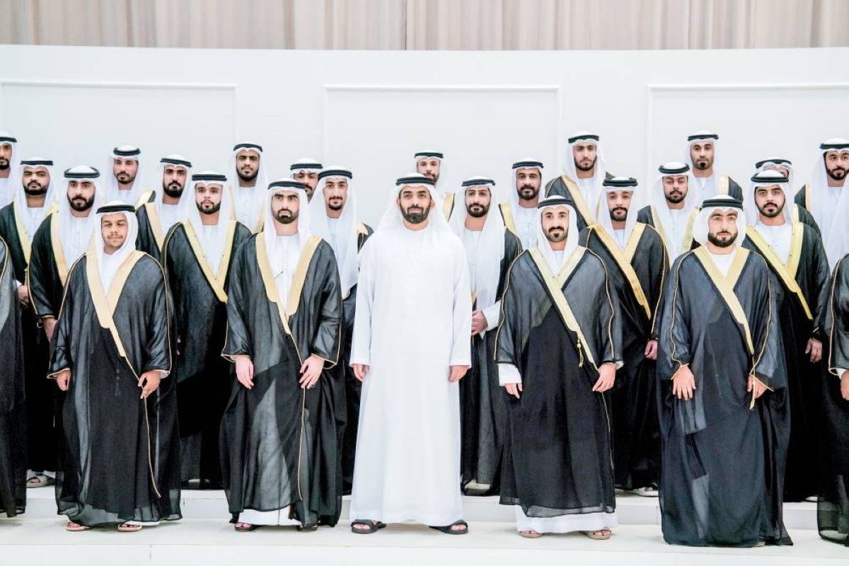 أحمد بن سعود متوسطاً مجموعة من العرسان