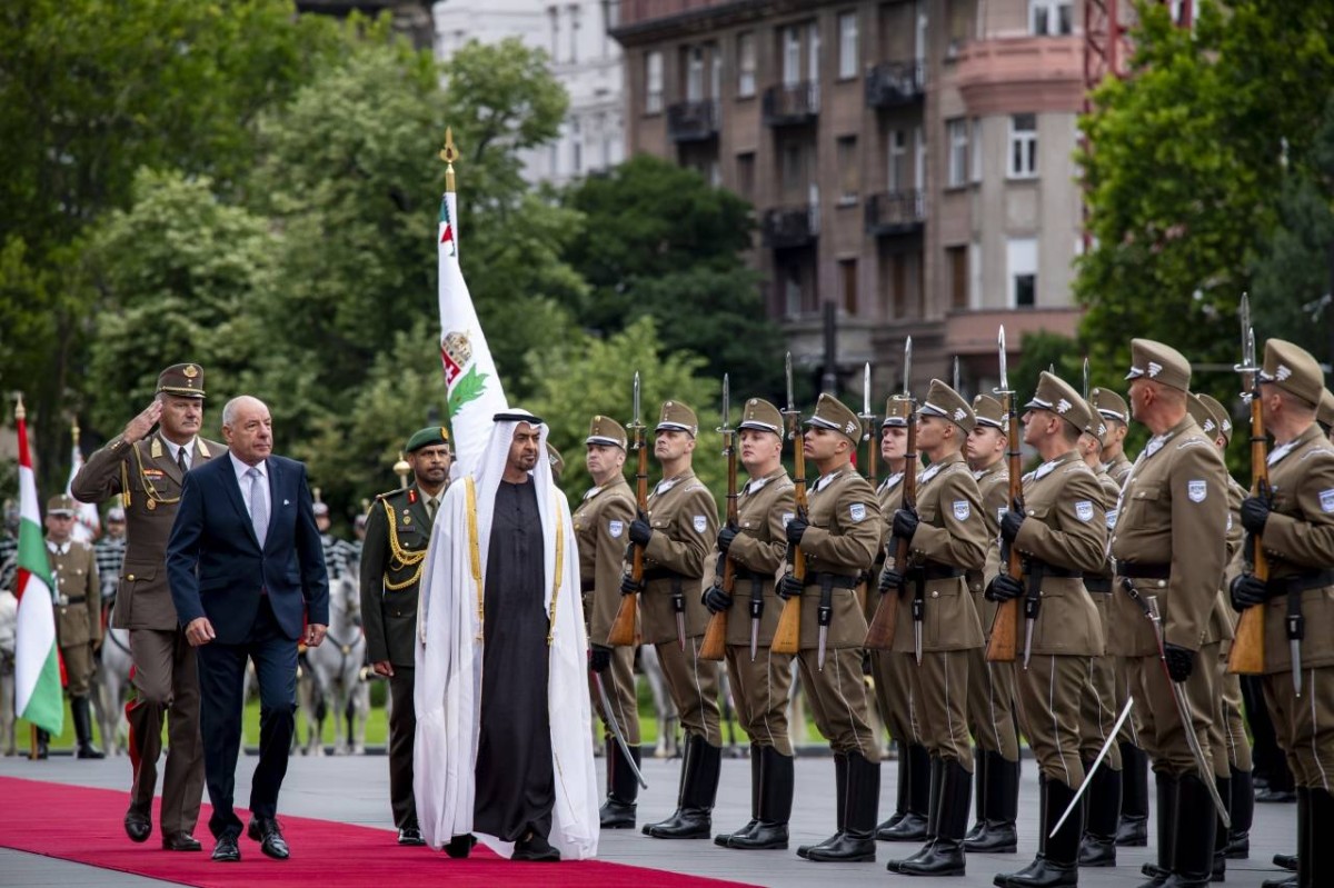 رئيس الدولة والرئيس المجري خلال مراسم الاستقبال 
