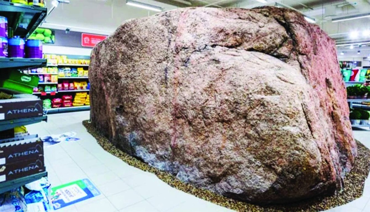 صخرة عملاقة نادرة تتوسط مركز تسوق في إستونيا