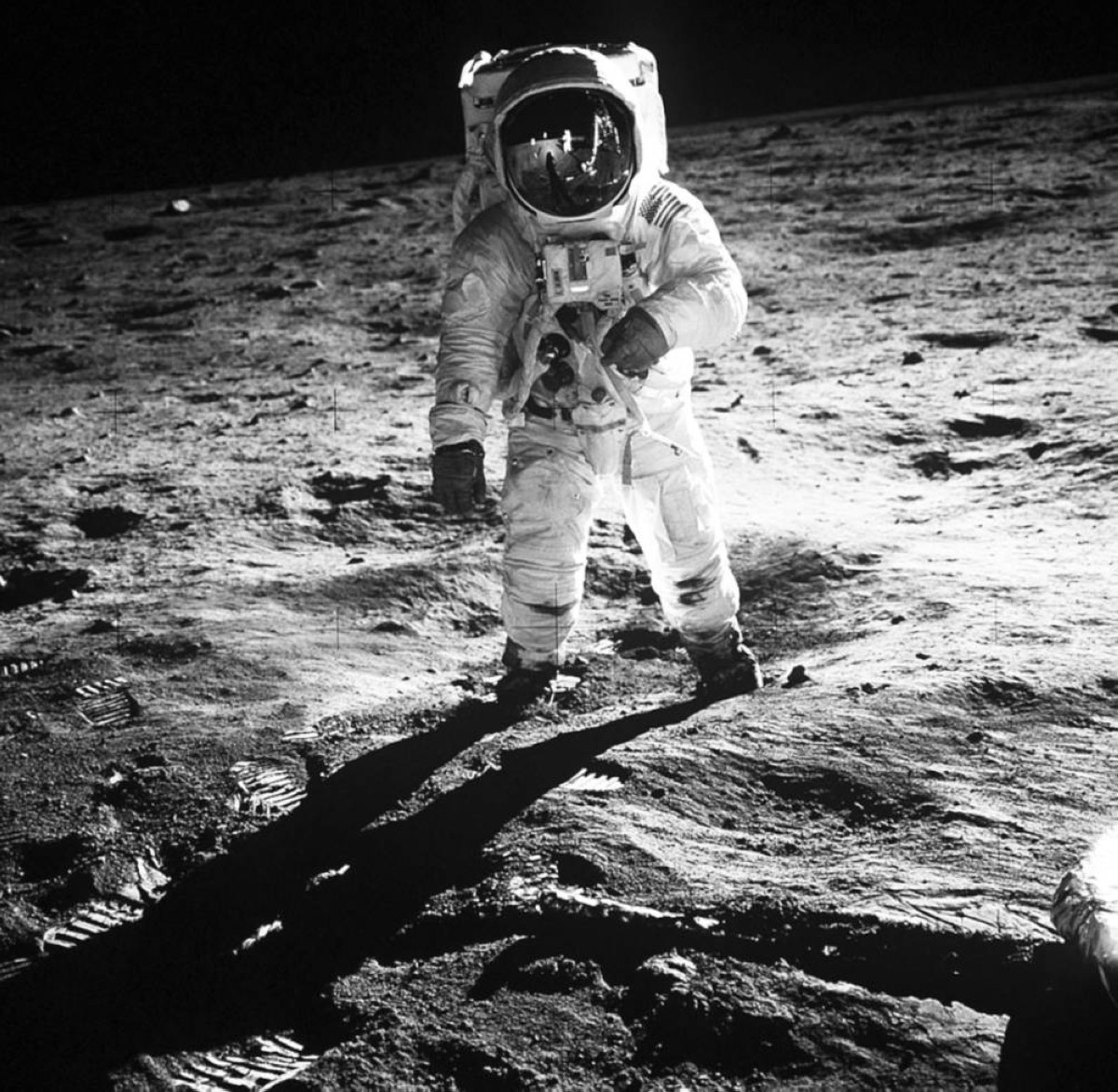 1969 -  رائد الفضاء الأمريكي نيل آرمسترونج أول إنسان يحط على سطح القمر.