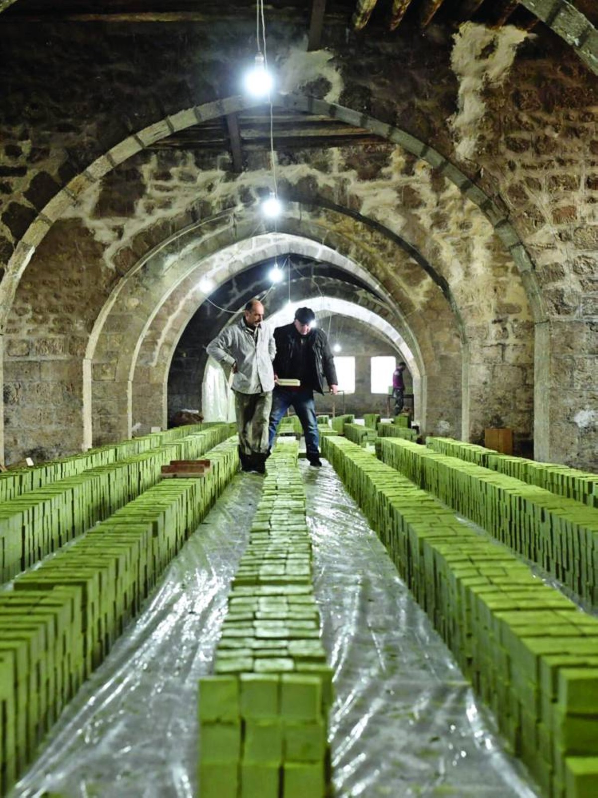 في نابلس.. الحرفيون يئنّون تحت وطأة الغلاء والاحتلال