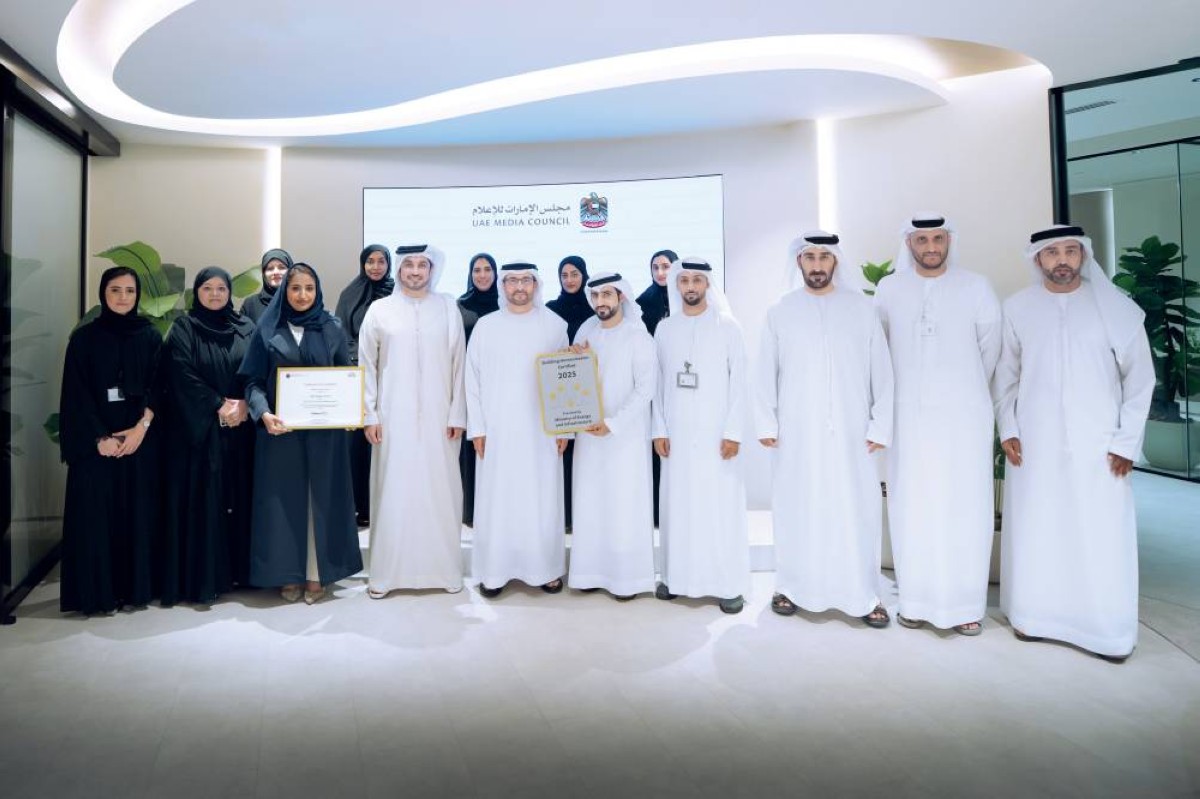 حسن المنصوري ومحمد الشحي ويوسف عبدالله خلال تسلم الشهادة