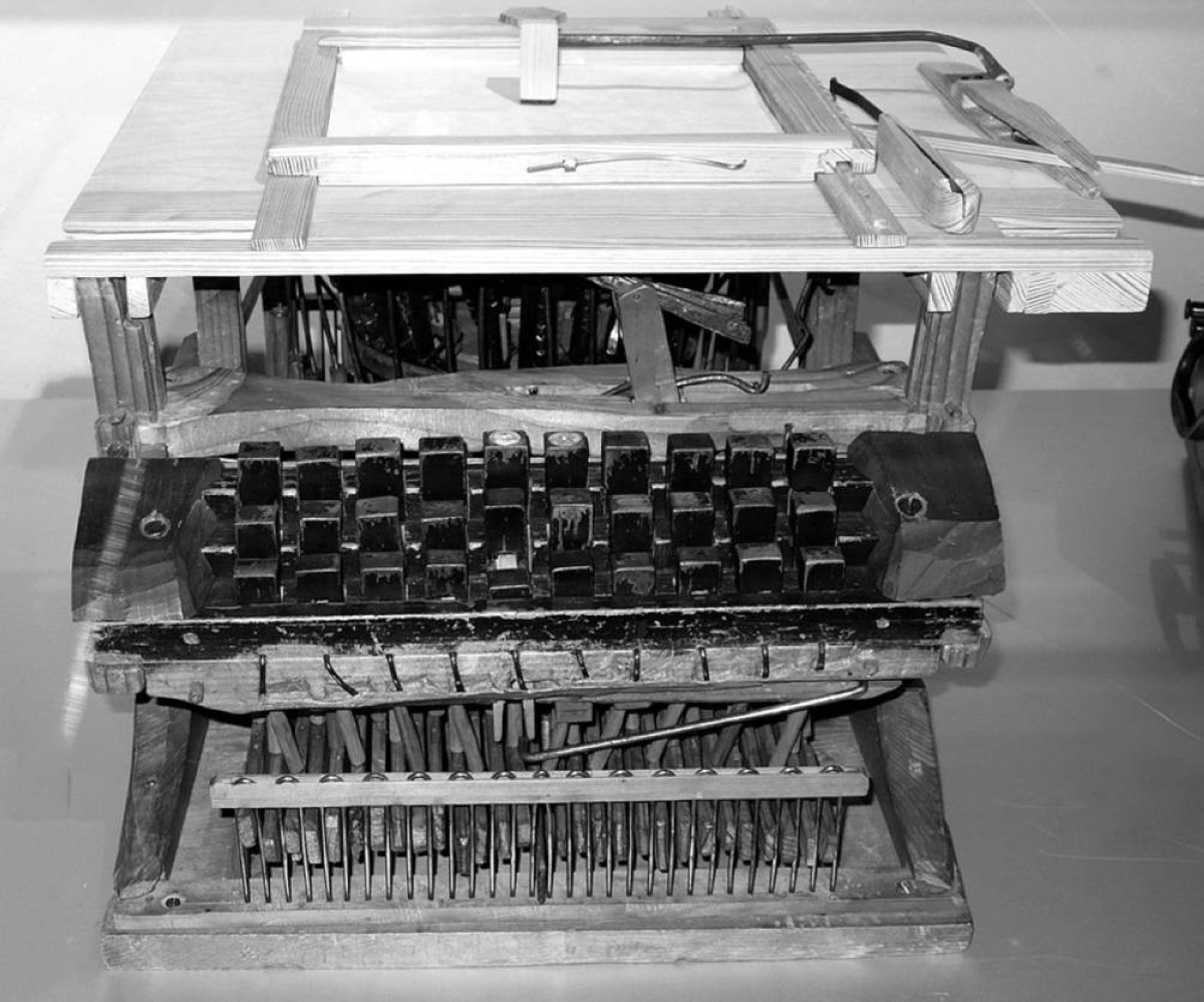 1829  ويليام بيرت يسجل براءة اختراع الآلة الكاتبة في الولايات المتحدة.